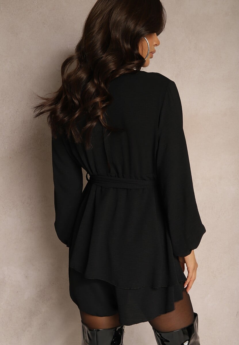 Czarna Rozkloszowana Sukienka Kombinezon z Kopertowym Dekoltem i Falbanką Vomitta