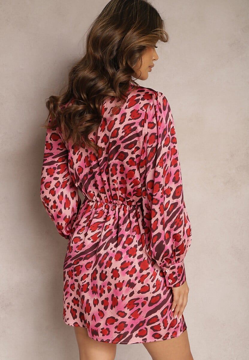 Różowa Krótka Sukienka Satynowa z Kopertowym Dekoltem i Wzorem w Cętki Juminore