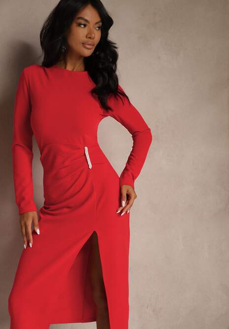 Czerwona Sukienka Koktajlowa Vices Ozdobiona Perełkami i Marszczeniem Odarre