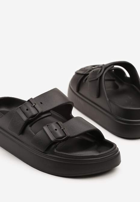 Czarne Klapki Ozdobione Klamrami Grattia