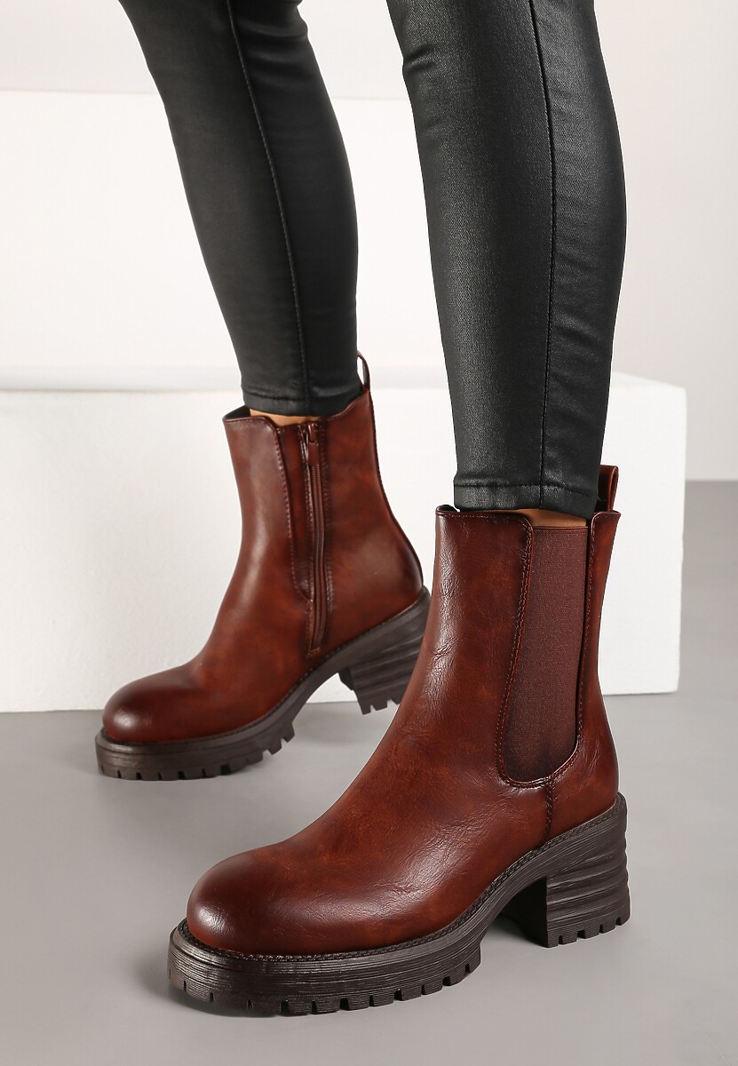 Brązowe Ocieplone Botki na Słupku w Stylu Sztybletów Ozdobione z Boku Gumką Crethea