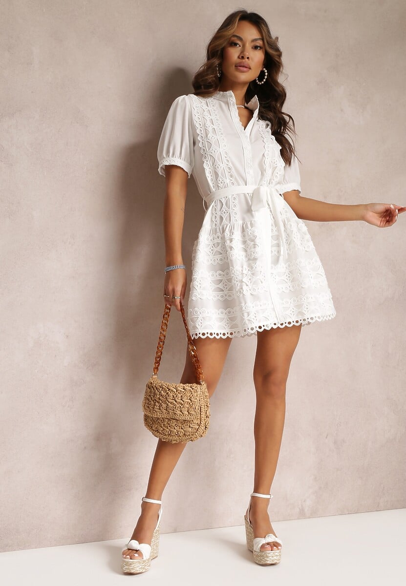 Biała Rozkloszowana Sukienka Koronkowa z Wiązanym Paskiem Vinka