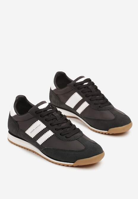 Czarno-Białe Sneakersy ze Skórzaną Wkładką i Ozdobnymi Paskami Nasnella