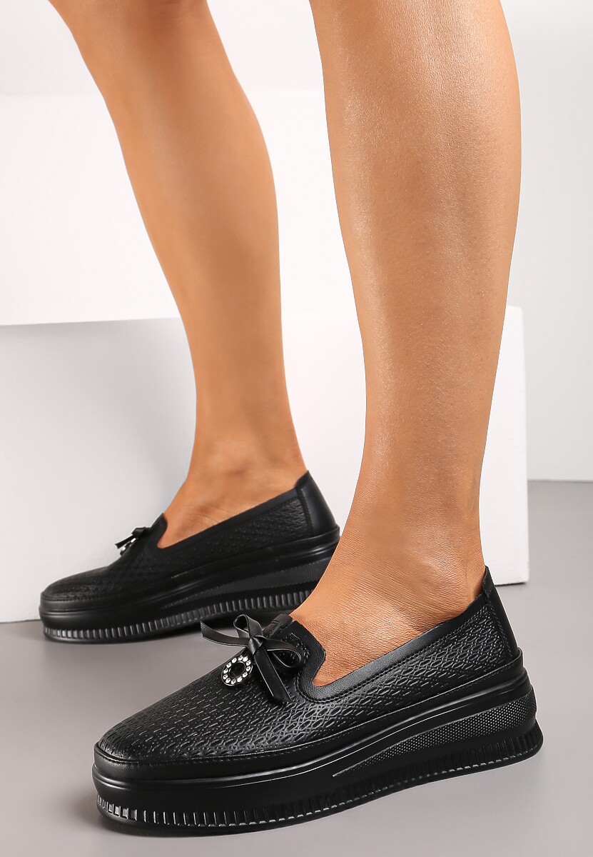 Beżowe Półbuty na Platformie ze Skórzaną Wkładką Ozdobione Perforacją i Zawieszką Rilava