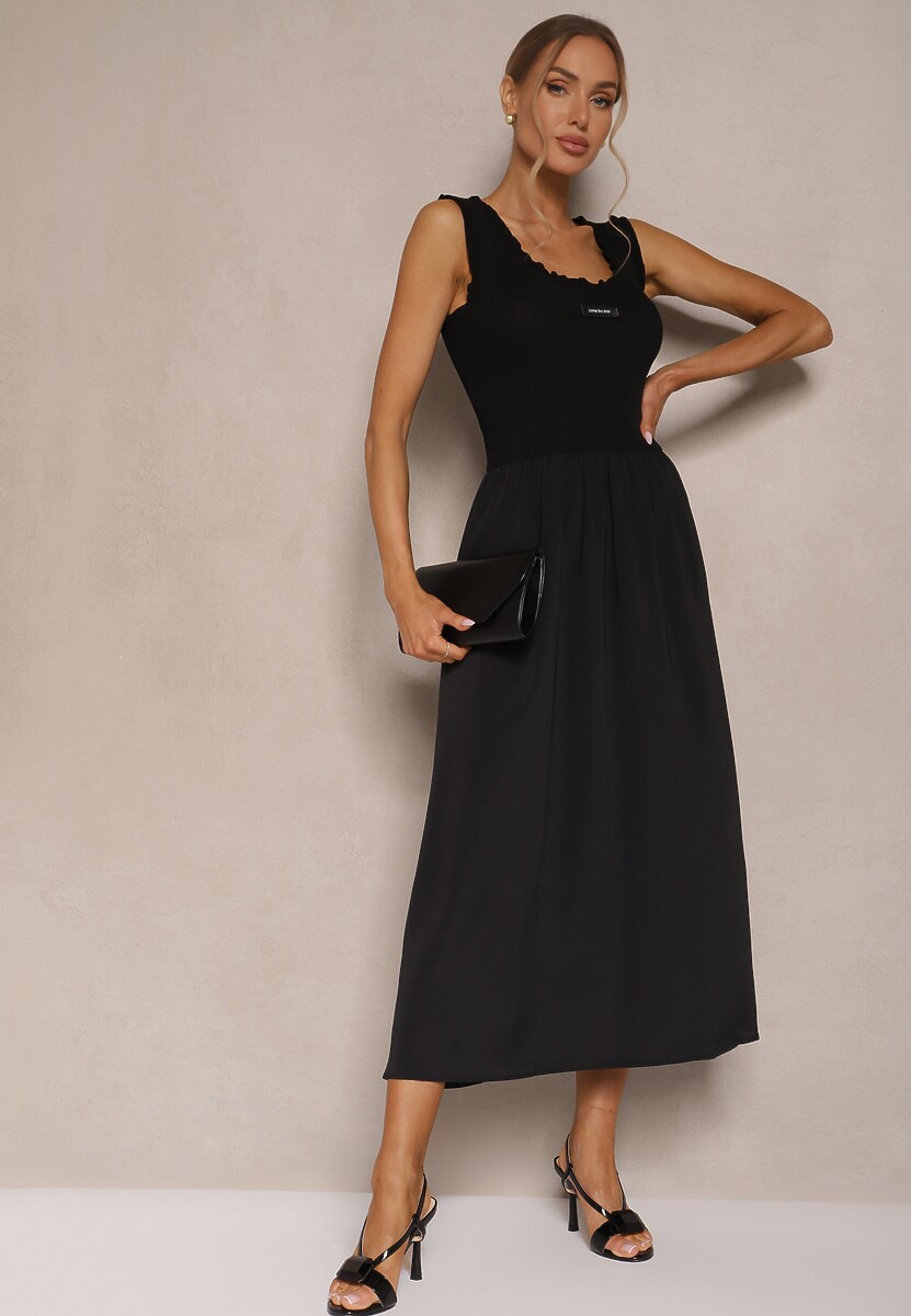 Czarna Rozkloszowana Sukienka z Wiskozy Ozdobiona Naszywką Ronlina