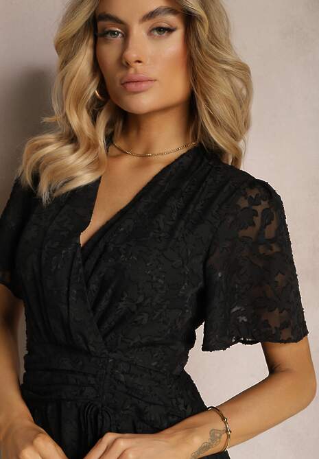 Czarna Rozkloszowana Sukienka z Dekoltem Zapinanym na Napy Tarae