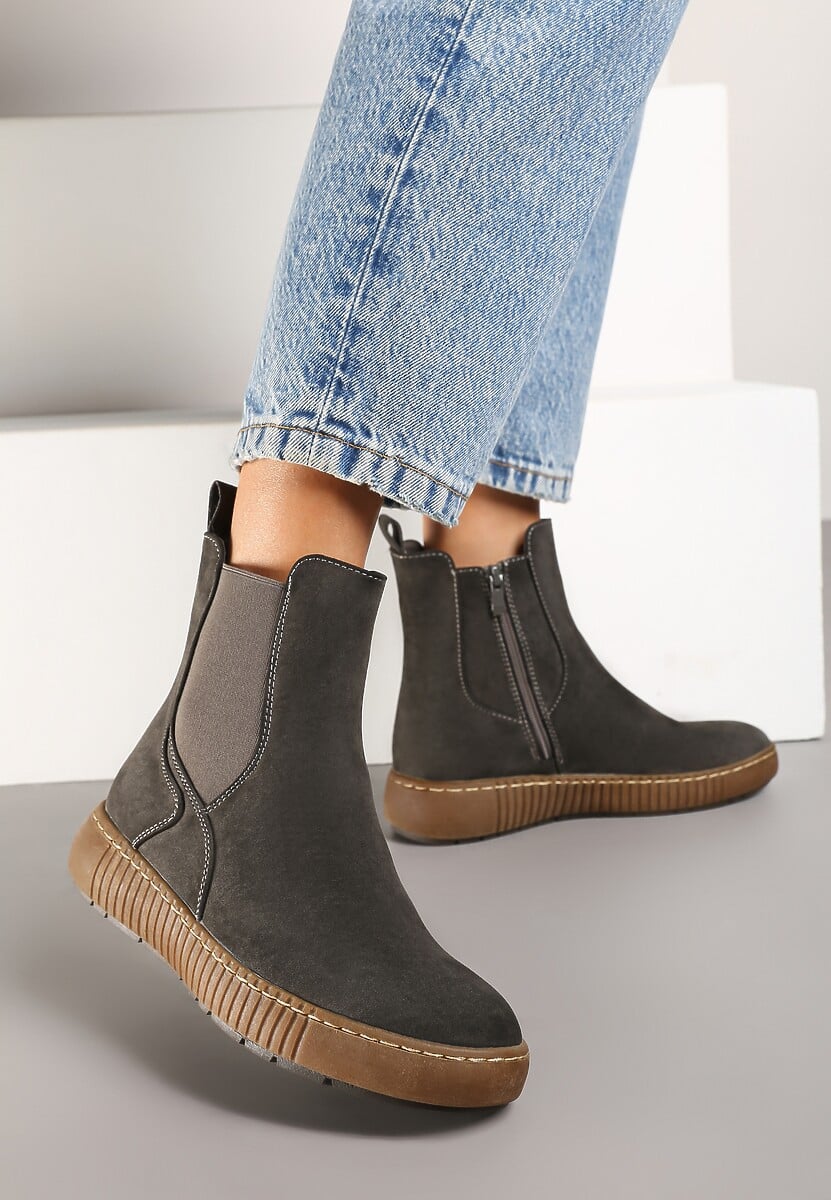 Ciemnobeżowe Botki Sztyblety na Płaskiej Podeszwie Ozdobionej Tłoczeniem Lemitana