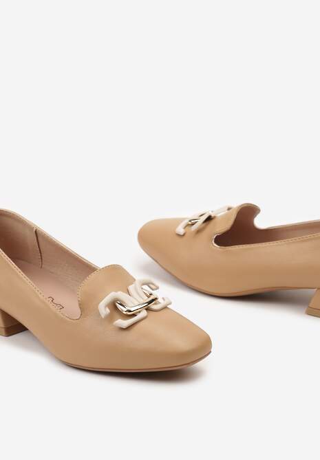 Brązowe Wsuwane Czółenka z Wkładką ze Skóry Naturalnej i Ozdobą na Przodzie Pinelis