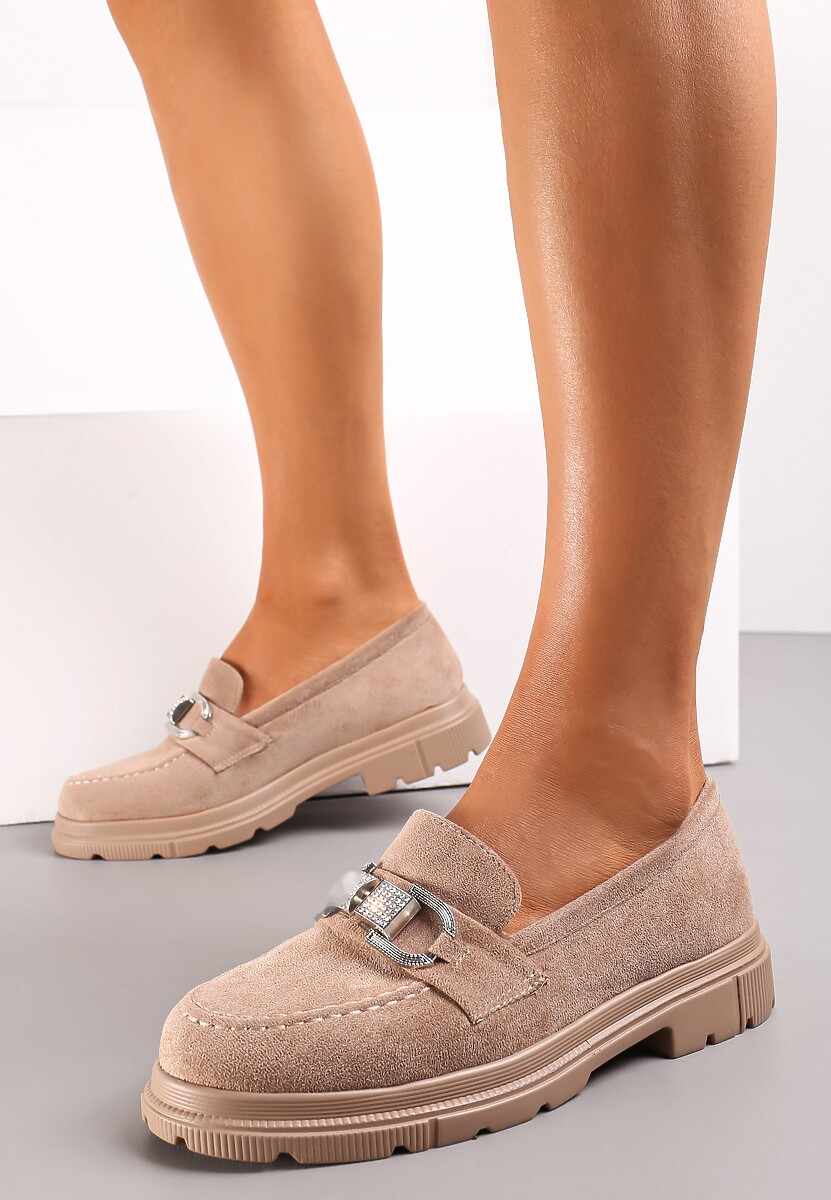 Beżowe Eleganckie Mokasyny Ozdobione Biżuteryjną Klamrą Adelai