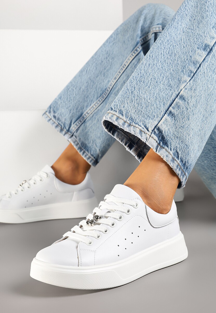 Białe Sneakersy Skórzane z Metaliczną Aplikacją i Perforacją Xalzeki
