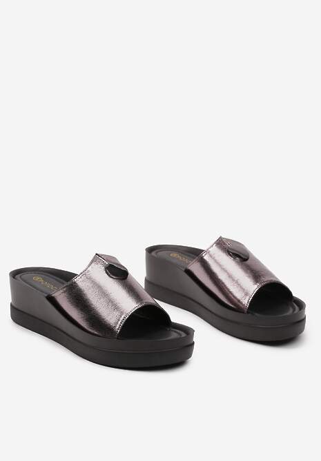 Srebrne Klapki na Niskim Koturnie z Metalicznym Połyskiem Frescoba