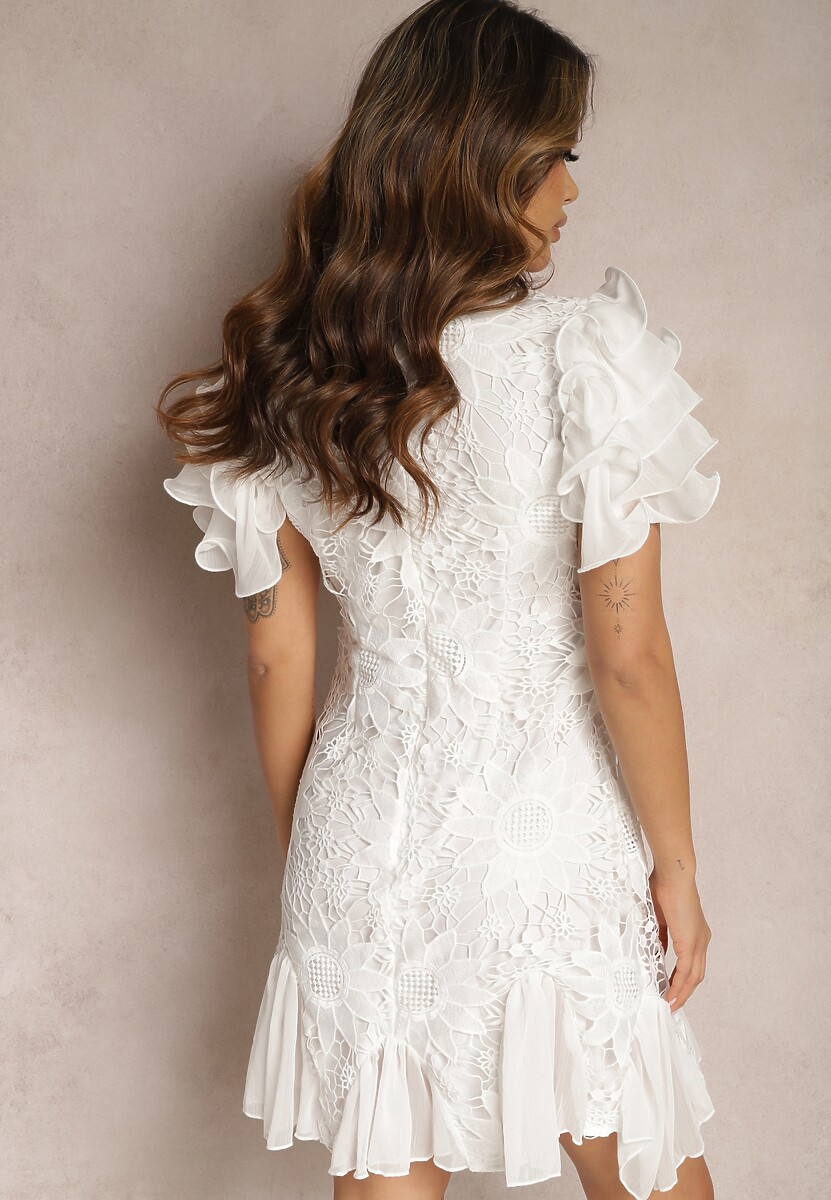 Biała Sukienka Dopasowana Mini z Koronką i Falbankami Offiamea