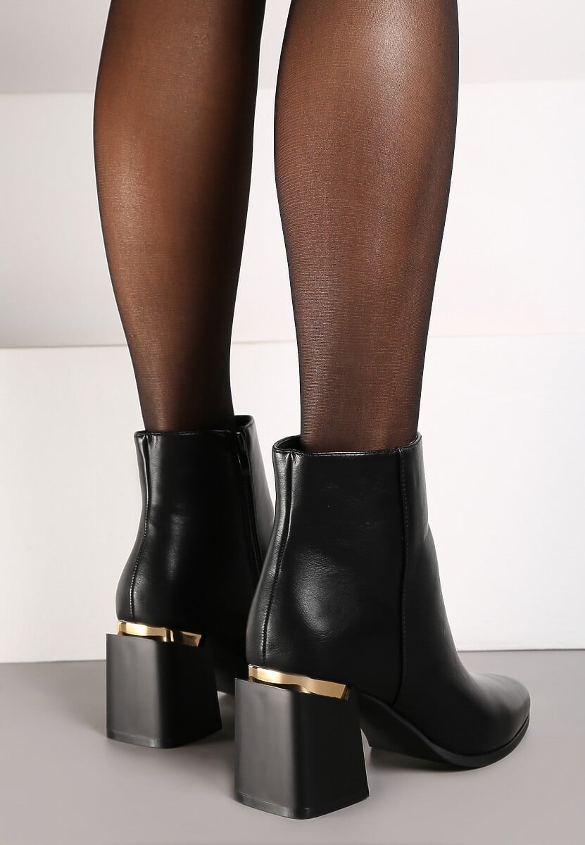 Czarne Botki na Słupku Ozdobione Metaliczną Aplikacją Ittevia