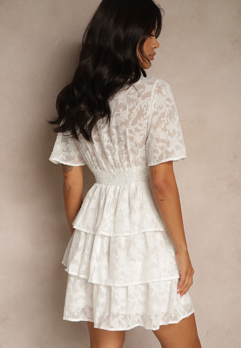 Biała Sukienka o Rozkloszowanym Kroju z Dekoltem w Serek i Falbankami Drapia