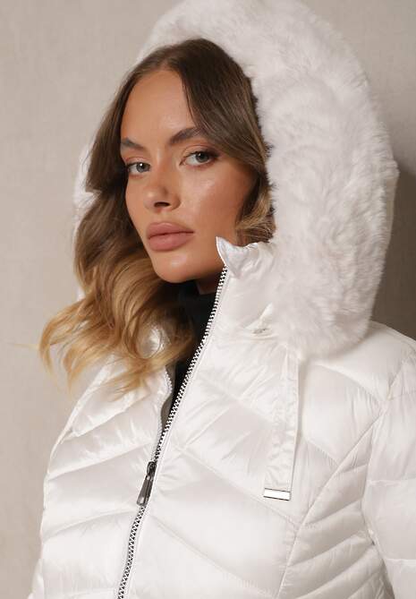 Biała Kurtka z Pikowanymi Przeszyciami i Kapturem z Futerkiem Podszyta Polarem Venessae