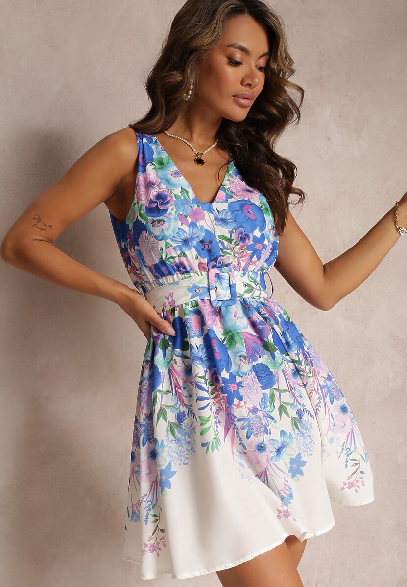 Biało-Czerwona Sukienka Mini w Kwiaty z Gumką w Talii i Paskiem z Okrągłą Klamrą Helerava