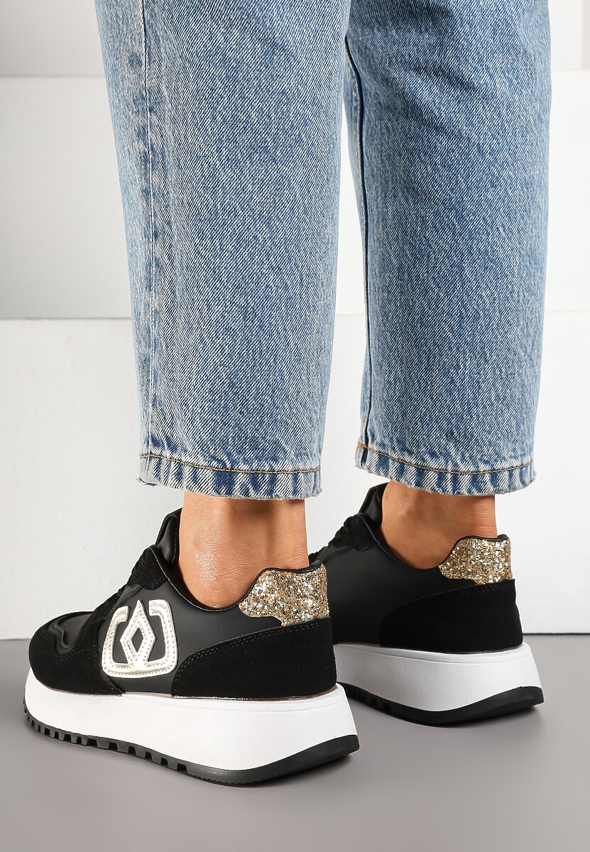 Czarne Sneakersy na Niskiej Platformie Zdobione Aplikacją Alimrela