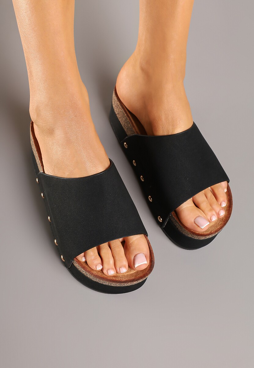 Czarne Klapki na Grubej Podeszwie z Ozdobnymi Nitami Emritia