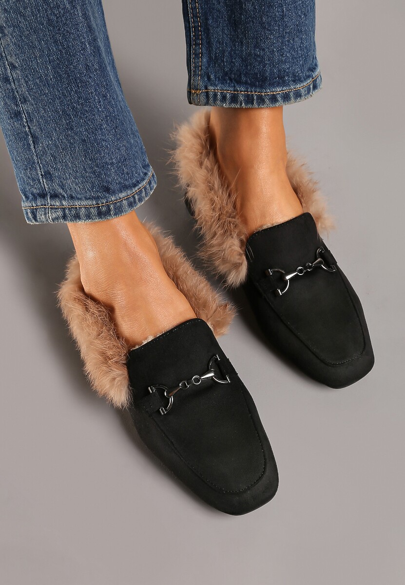Czarne Mokasyny na Płaskiej Podeszwie Ozdobione Klamrą i Futerkiem Sanindra