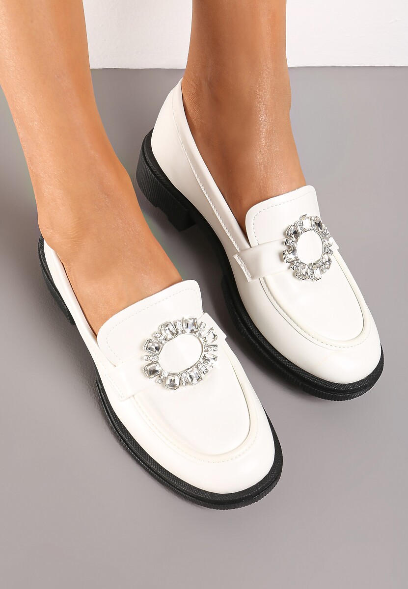 Białe Mokasyny na Płaskiej Podeszwie z Przeszyciami i Klamrą z Cyrkoniami Tarinni