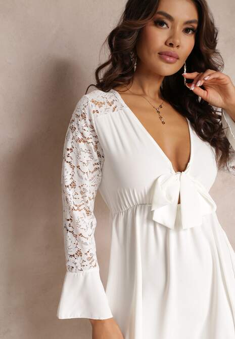 Biała Sukienka Mini z Gumką w Pasie i Koronkowymi Rękawami Cobham