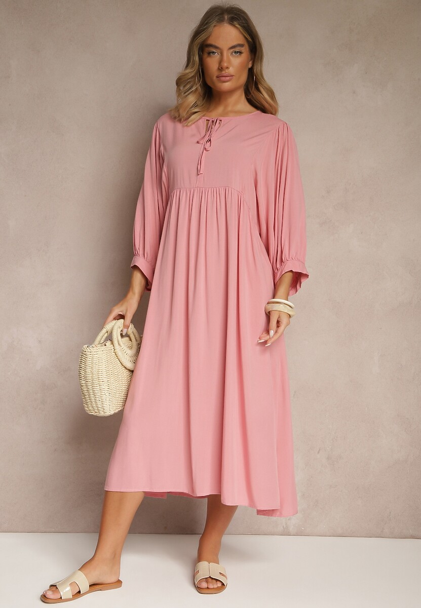 Różowa Wiskozowa Sukienka o Rozkloszowanym Kroju Wiązana przy Dekolcie Tilvessa