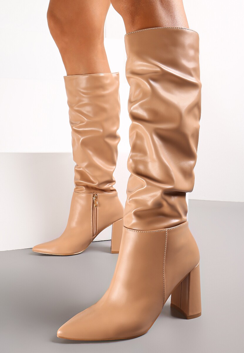 Beżowe Kozaki na Obcasie z Noskiem w Szpic i Marszczoną Cholewką Molla