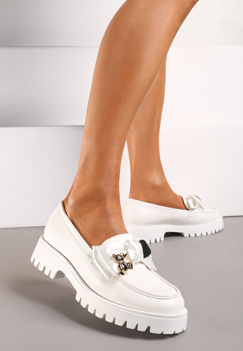 Czarne Mokasyny na Niskiej Platformie Ozdobione Metalowymi Aplikacjami i Kokardą Alirakia