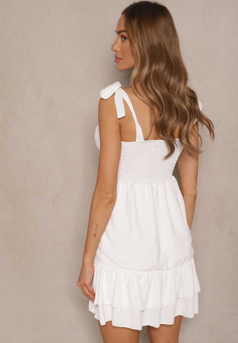 Biała Taliowana Sukienka w Rustykalnym Stylu Zdobiona Falbanami i Wiązaniem Varkio