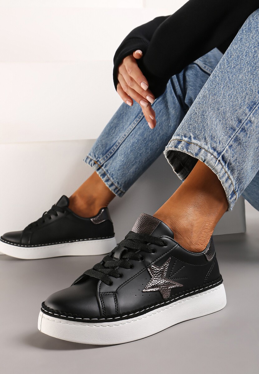 Biało-Szampańskie Płaskie Sneakersy ze Sznurowaniem i Metalicznymi Wykończeniami Delulla