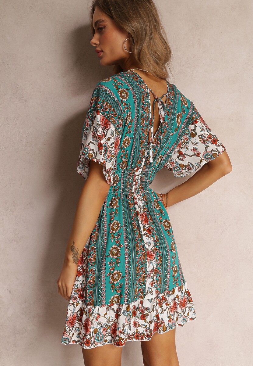 Biało-Zielona Wiskozowa Sukienka Mini z Gumką w Pasie i Wycięciem na Plecach Dylina