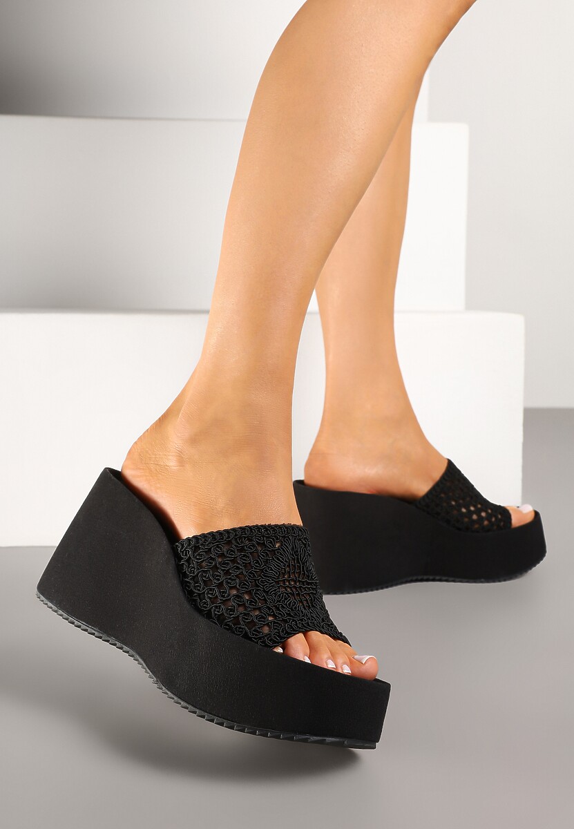 Czarne Klapki na Koturnie z Szydełkową Cholewką o Ażurowym Splocie Solnna