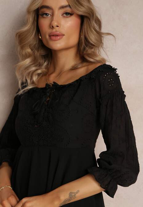 Czarna Sukienka z Rękawami 7/8 i Ozdobną Koronką Cascantha