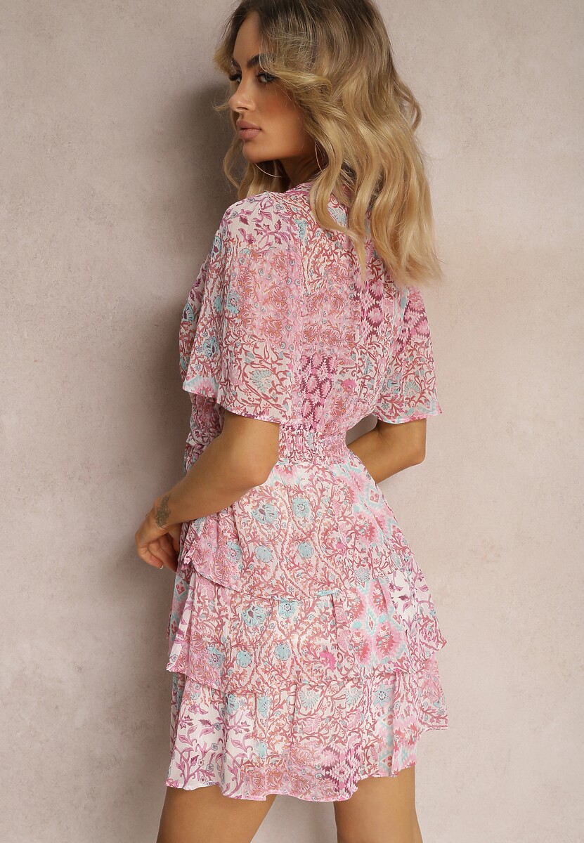 Różowa Sukienka o Rozkloszowanym Kroju z Falbankami i Gumką w Pasie Quireria