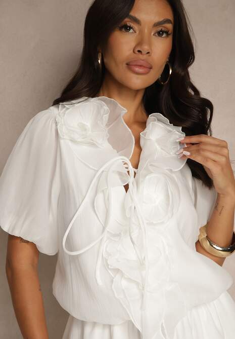 Biała Sukienka Ozdobiona Wiązaniem i Falbanami Tilionala