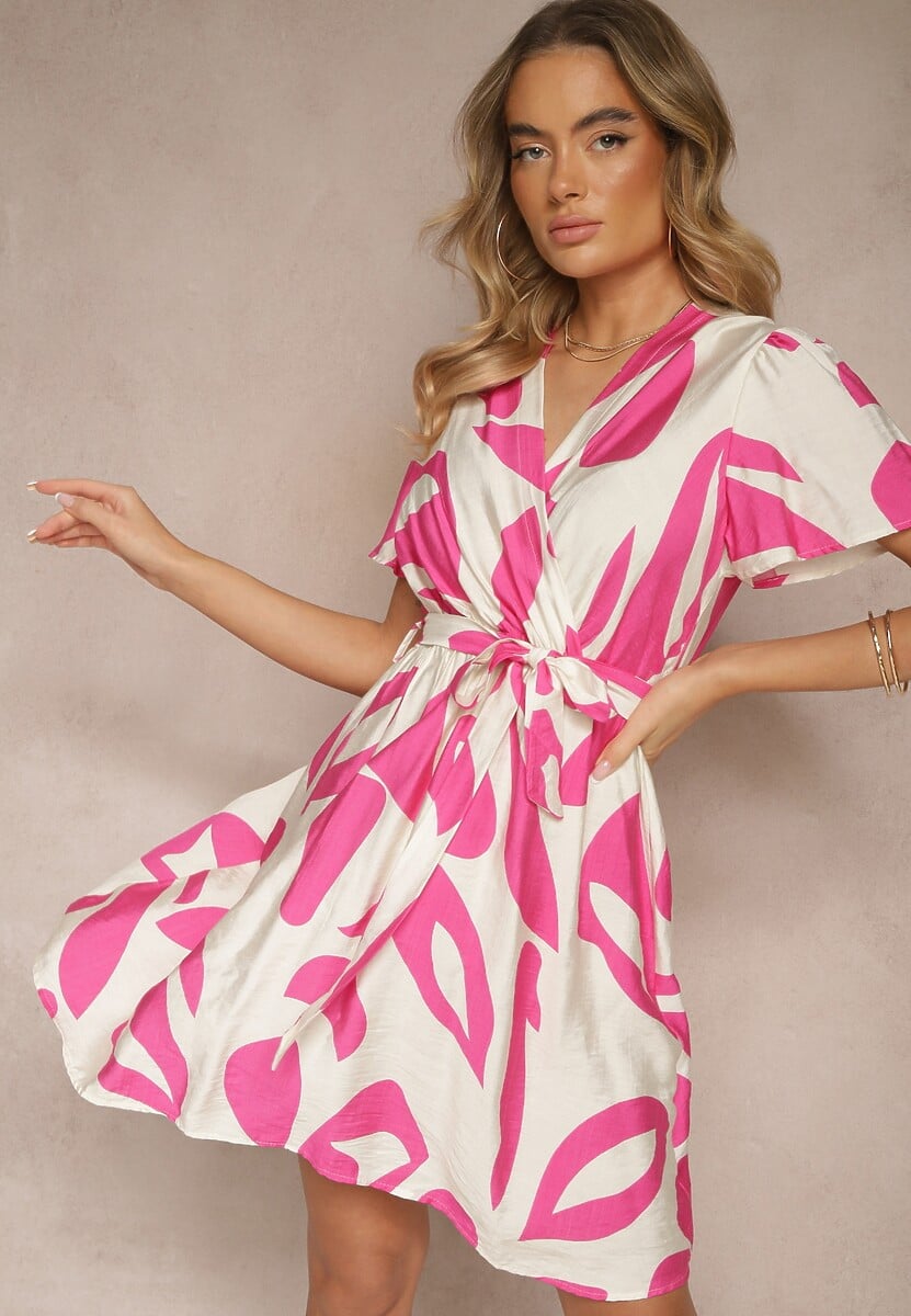 Różowa Sukienka z Gumką i Wiązanym Paskiem w Talii w Abstrakcyjny Wzór Okloria