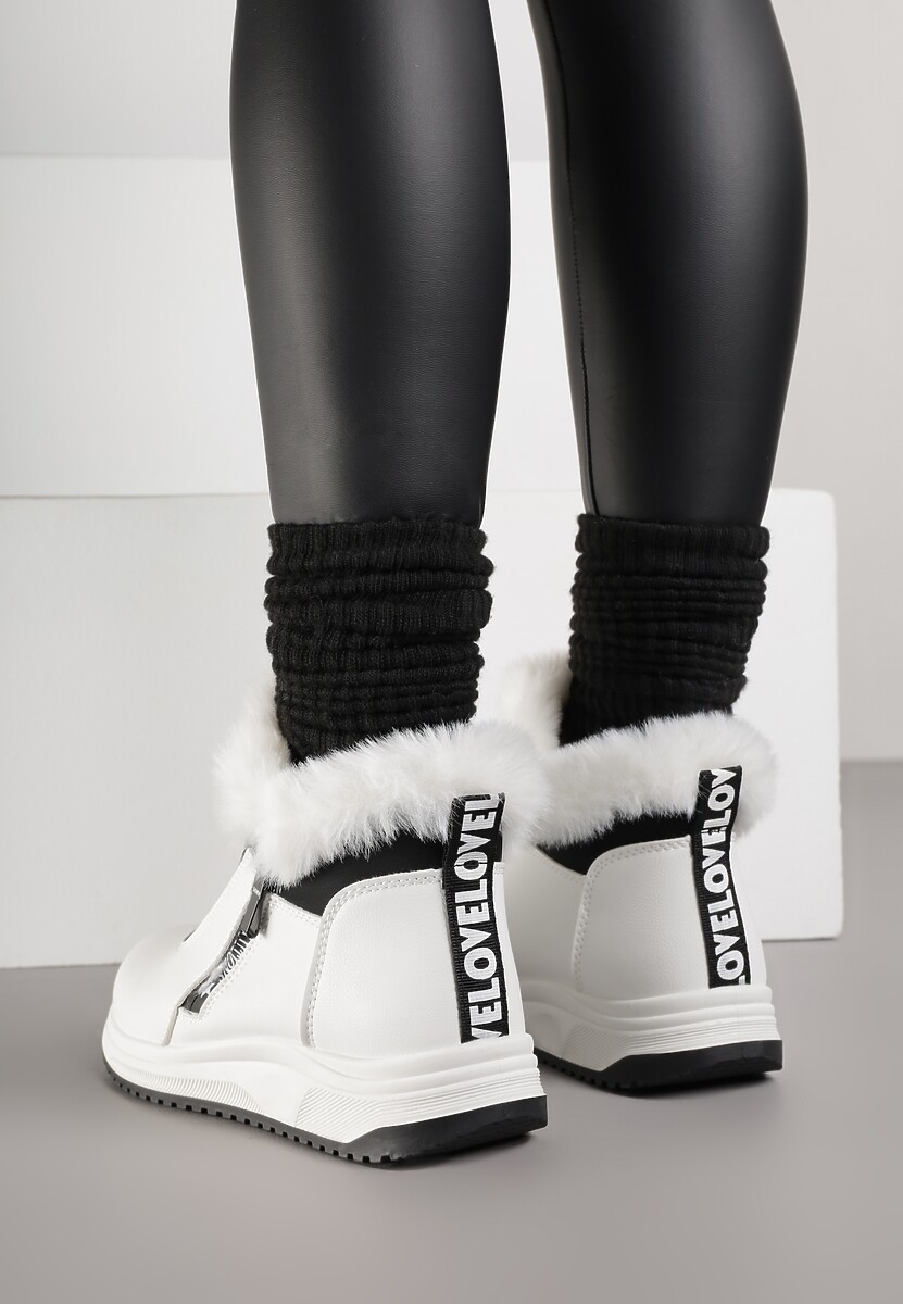 Białe Sneakersy na Płaskiej Podeszwie Ozdobione Futerkiem i Napisami Rialises