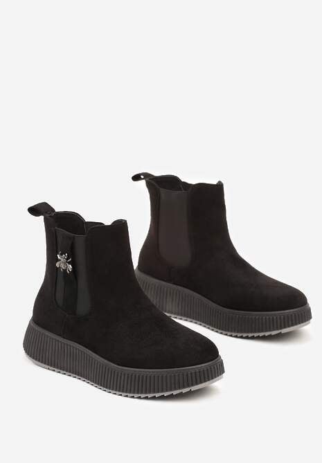Czarne Botki Typu Sztyblety na Tłoczonej Platformie Zdobione Metalową Aplikacją Allecia