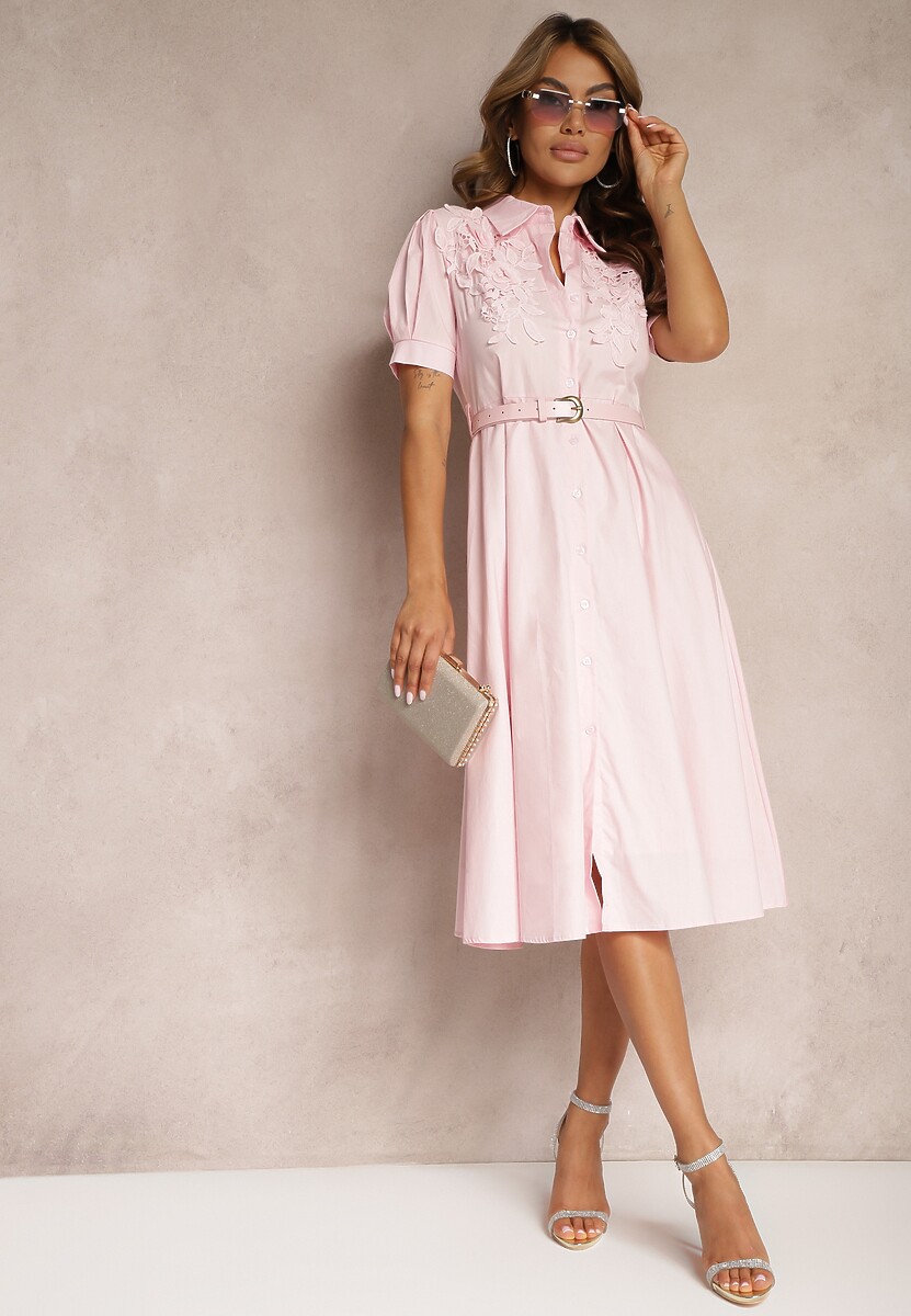 Biała Sukienka w Koszulowym Stylu z Paskiem Ozdobiona Koronką Ilidia