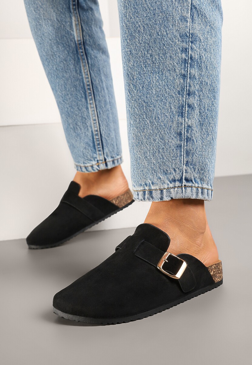 Czarne Klapki Ozdobione Klamrą na Pasku Zelevelis