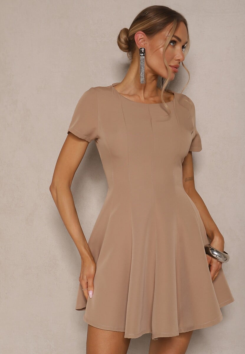 Beżowa Sukienka o Rozkloszowanym Kroju na Krótki Rękaw Zdobiona Przeszyciami Mepiza