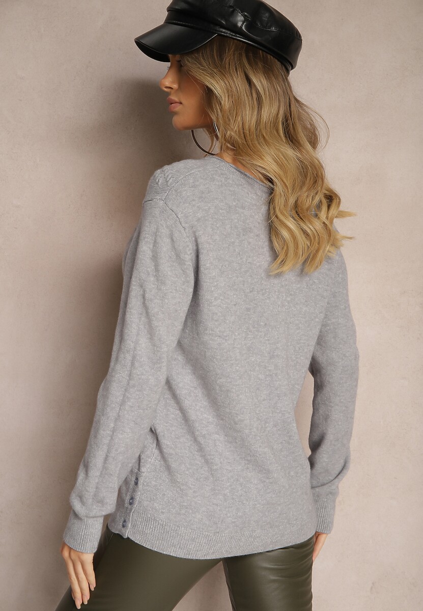 Szary Sweter o Klasycznym Kroju z Ozdobnymi Guziczkami po Bokach Melornia