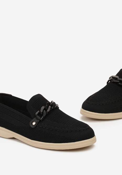 Czarne Mokasyny z Metalicznym Łańcuchem i Perforacją Mireali