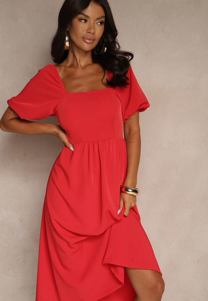 Różowa Sukienka o Rozkloszowanym Kroju Ozdobiona Bufiastymi Rękawami Kolalira