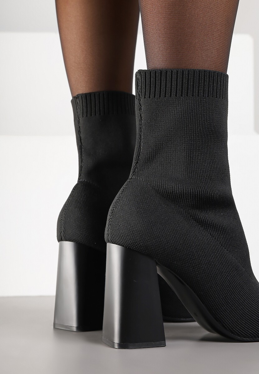 Czarne Botki Vices na Słupku o Geometrycznym Kształcie i Elastyczną Cholewką Falessea