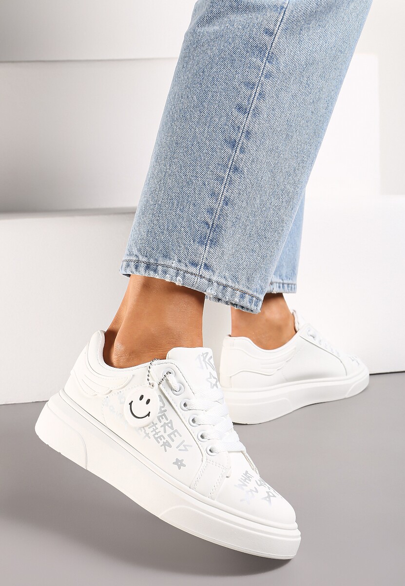 Biało-Srebrne Sneakersy z Napisami Graffiti i Odpinanym Brelokiem z Uśmiechniętą Emotką Fawnitte