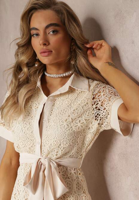 Jasnobeżowa Koronkowa Sukienka Koszulowa z Krótkim Rękawem i Wiązanym Paskiem Noralia