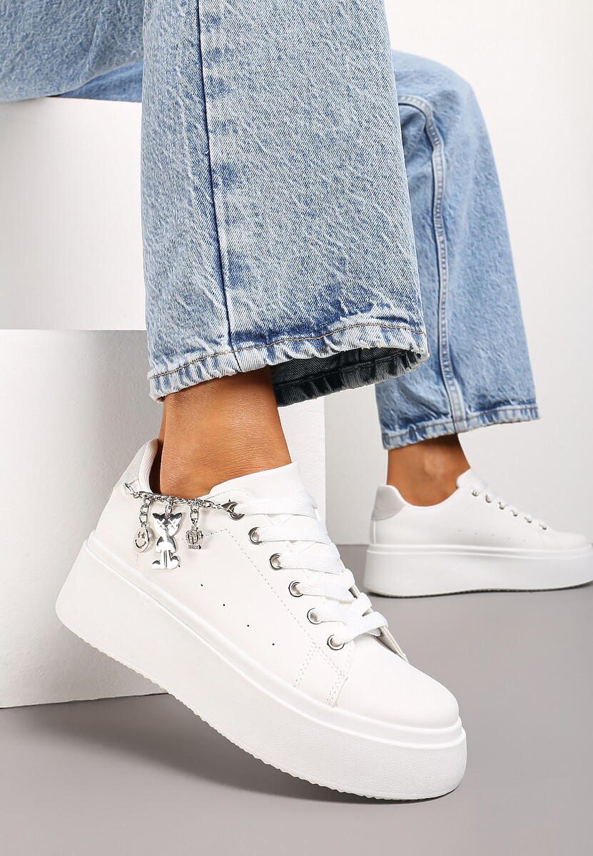 Biało-Szare Sznurowane Sneakersy z Ekoskóry na Platformie z Łańcuszkiem i Zawieszkami Salvania