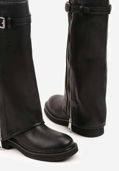 Czarne Kozaki Typu Bikery Ozdobione Suwakiem Klamrą i Wywiniętą Cholewką Sovera