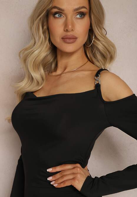 Czarna Sukienka Open Shoulder Ozdobiona Biżuteryjną Klamrą i Drapowaniem Velvia